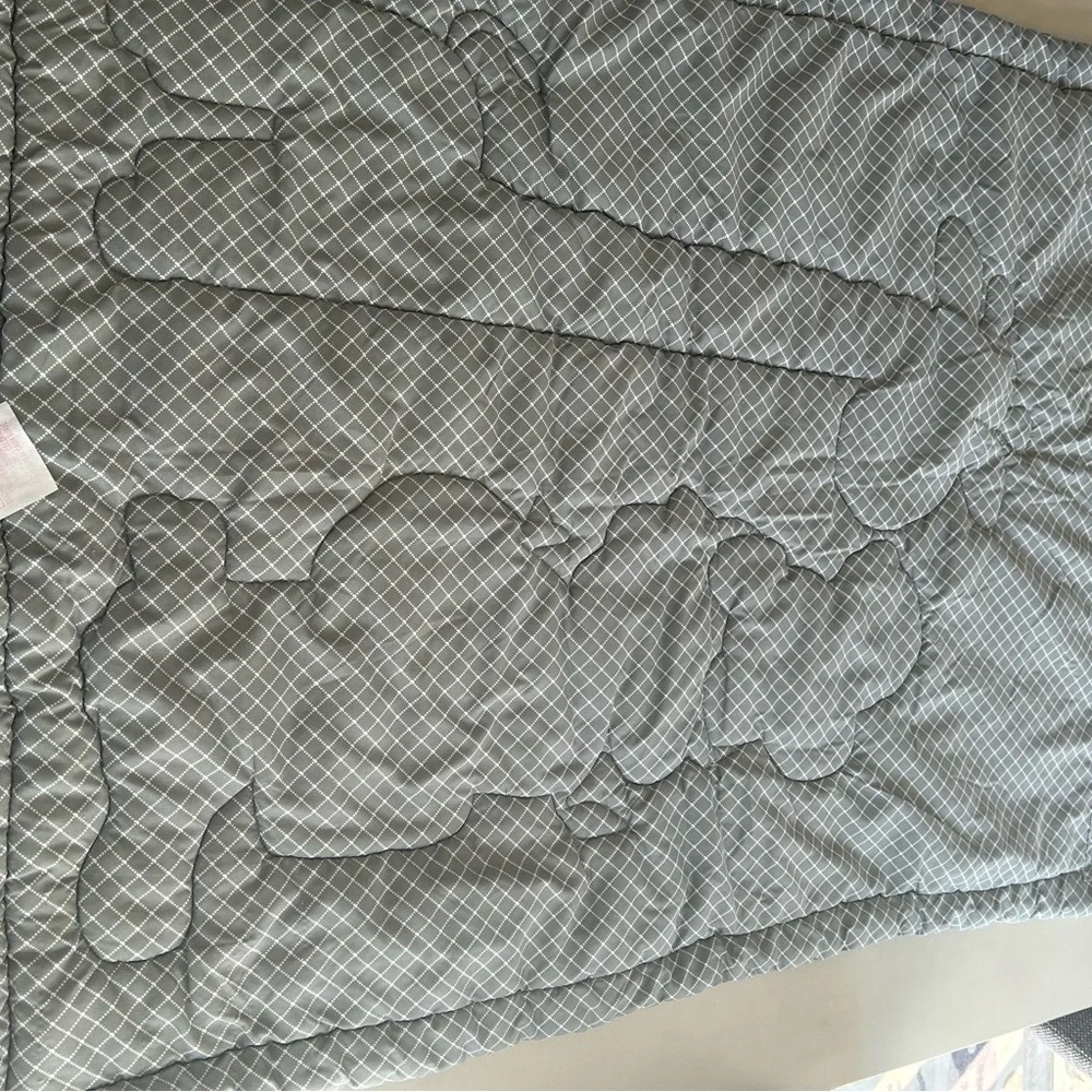Garanimals Charming Animal Baby Quilt with Gray and White Accents - Picture 6 of 6